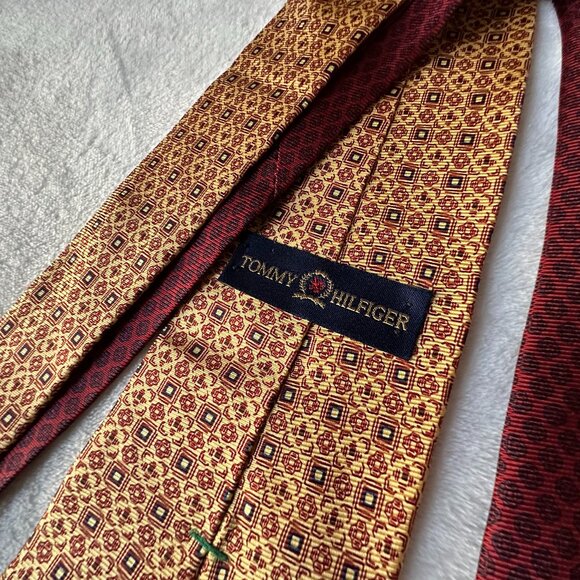 Vintage Tommy Hilfiger 100% Italian Silk Red & Gold Paisley 2 Tone Neck Tie - Picture 1 of 7